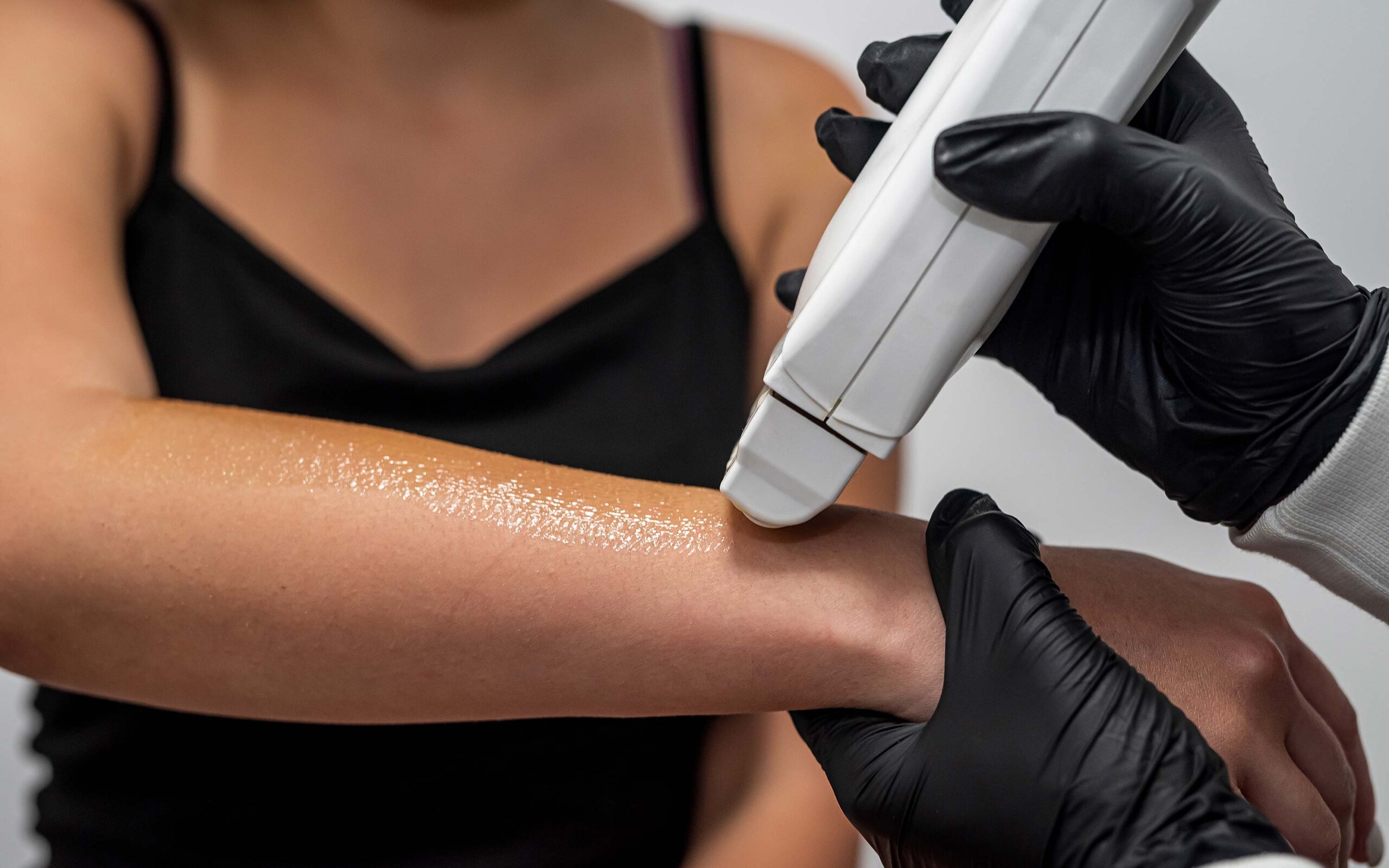 Aufbringung von Wachs für das Entfernen von Haaren am Unterarm bei »Deluxe Waxing« Ambika Korup in Konstanz
